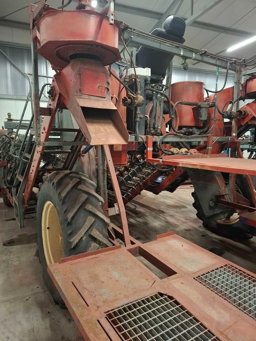 Kombajn do porzeczki KPS 3 całorzędowy