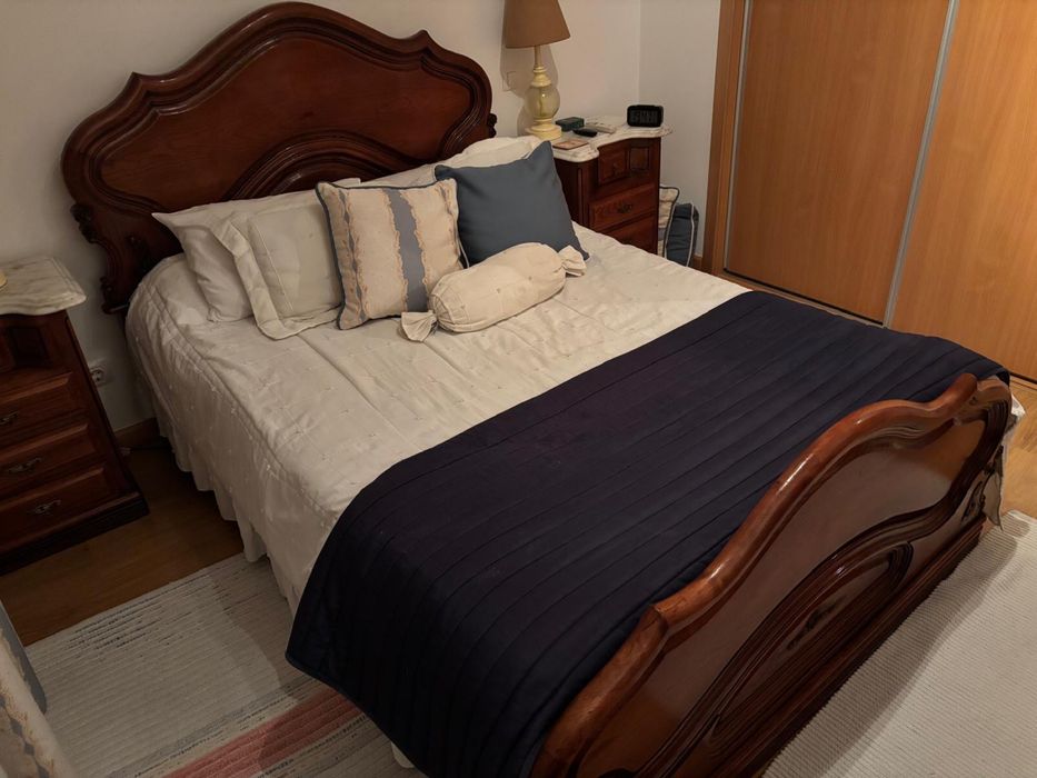 Conjunto de Mobília em Madeira Maciça