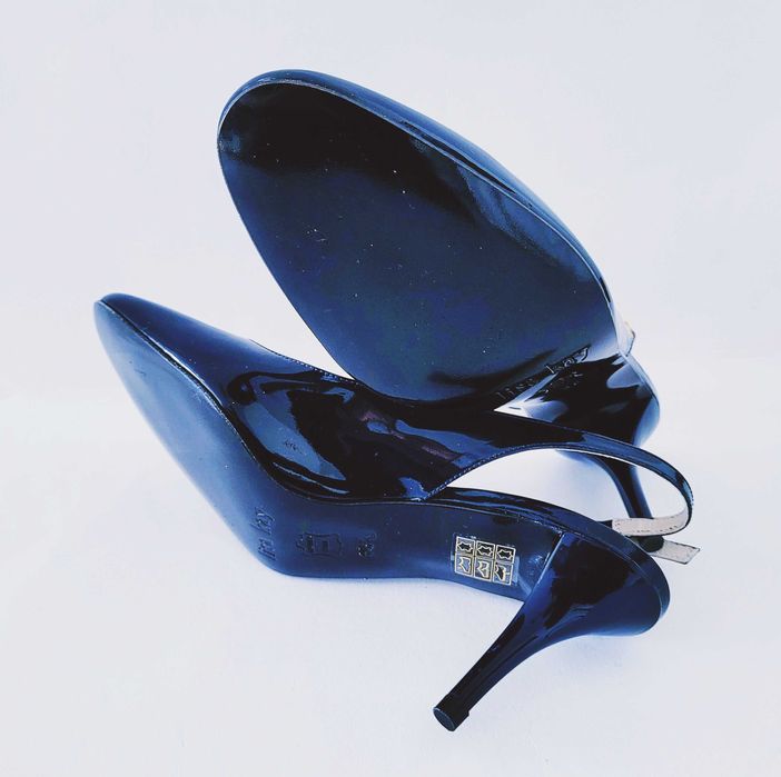 Nowe granatowe skórzane lakierowane klasyczne czółenka na szpilce 36