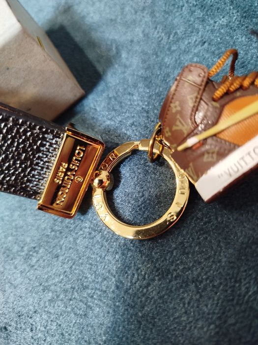 Брелок для ключів LV