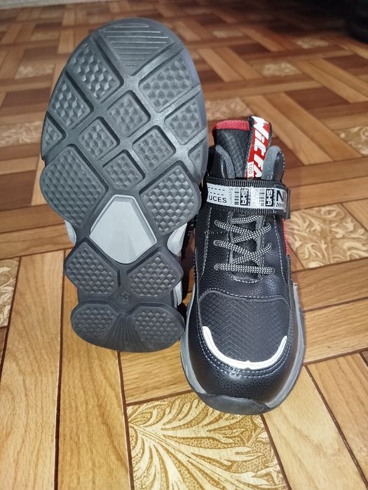 Продам дитячі ботинки