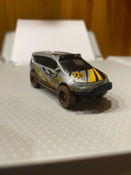 Hot Wheels - "Chrysler Pacifica"