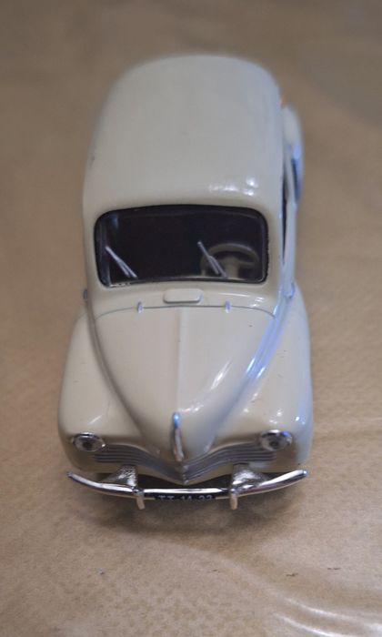 Miniatura escala 1:43 Renault 4CV