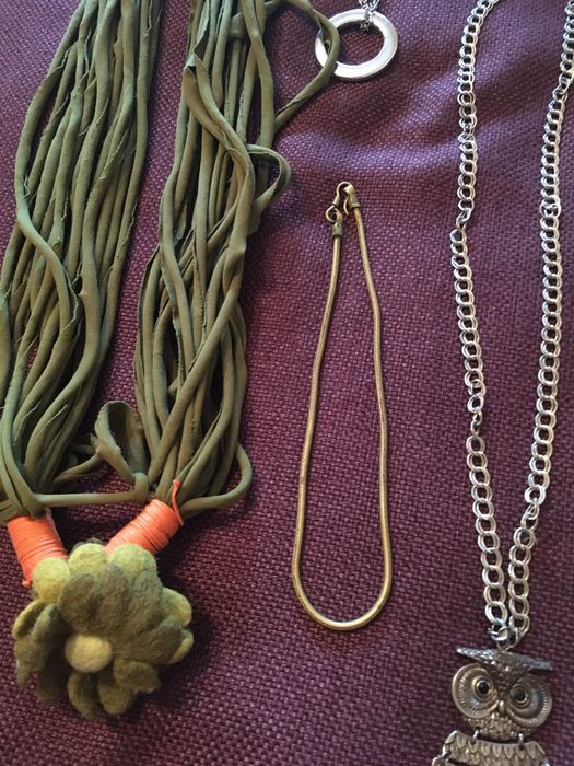 Conjunto de colares, pulseira e brincos