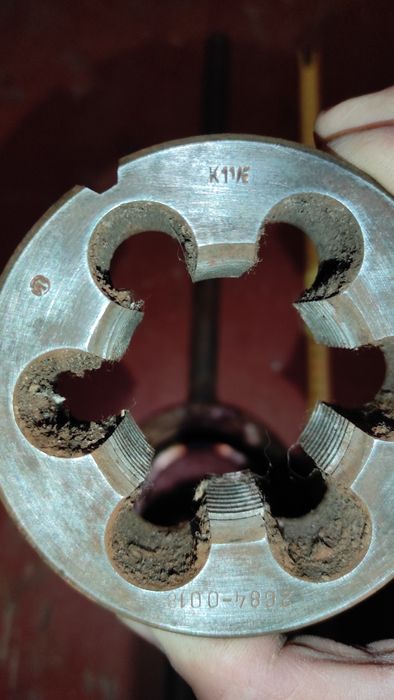 Метчик,плашка,плашкодержатель         .