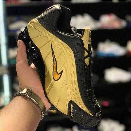 Nike Shox R4 Black e Dourado