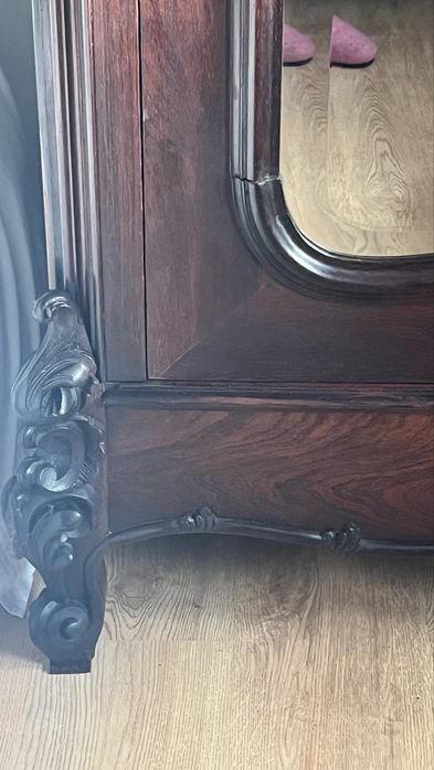 Guarda-roupa antigo com espelho