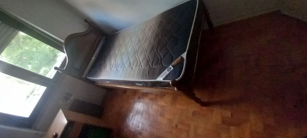 Cama maciça com colchão