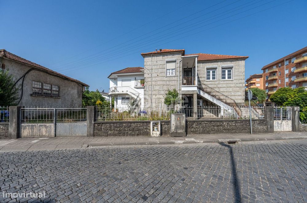 Moradia T5 4 frentes no Centro da Trofa