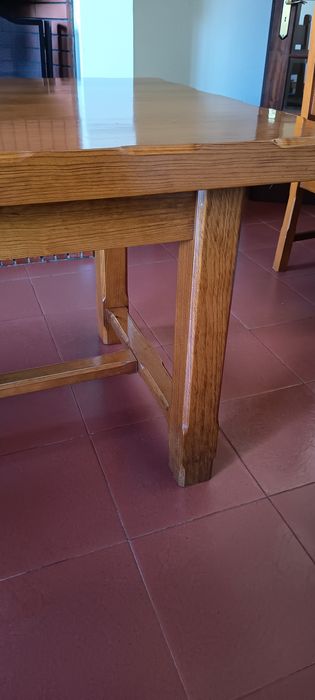 Mesa de madeira maciça com 8 cadeiras