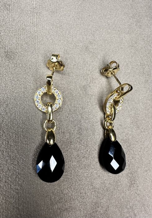 Brincos em prata dourada com zirconeas e onix