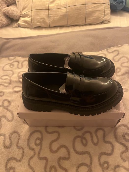 Czarne lakierowane loafersy na grubej podeszwie (chunky)