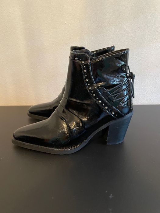 Botas pretas envernizadas
