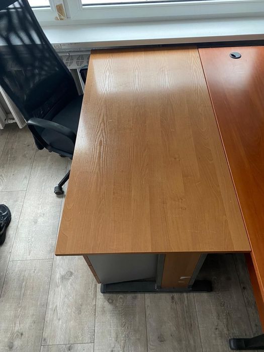 używane solidne biurka drewniane (2 szt)