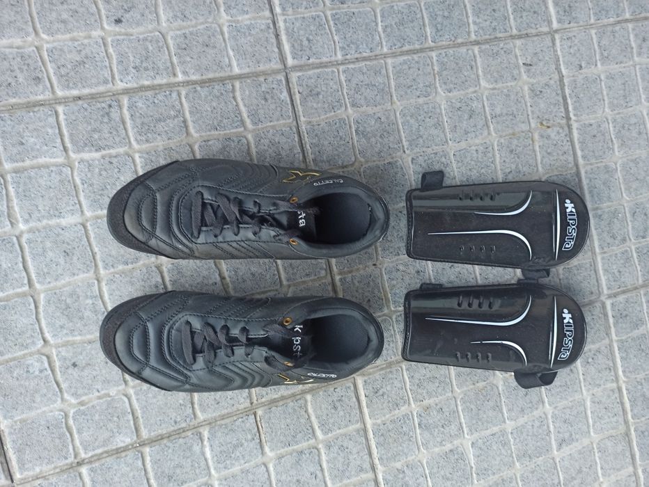 Sapatilhas futebol salão com caneleiras 39 como novas