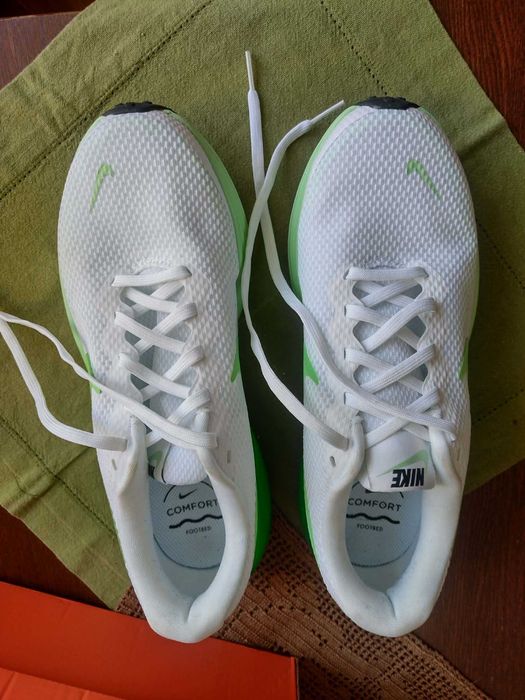 Buty do biegania damskie Nike Revolution 8 white/cucumber calm/illusion green