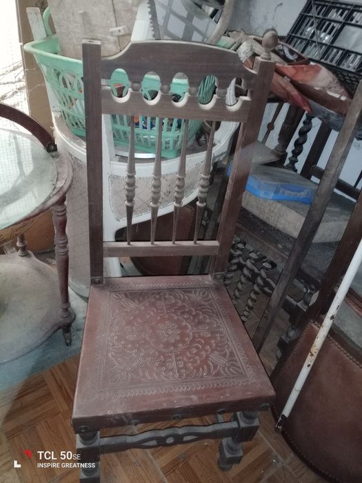 Várias cadeiras antigas algumas a precisar de restauro.10€ cada uma.