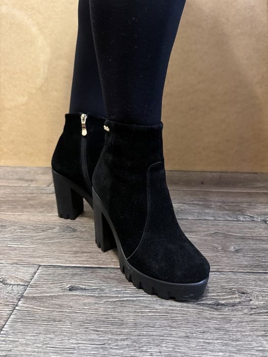 Замшеві сапоги на підборі