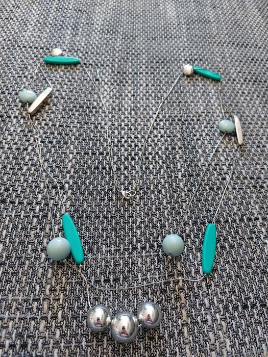 Długi wisiorek łańcuszek z pieknymi zielonymi kamykami