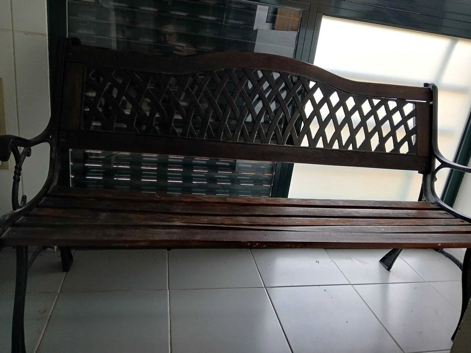 Banco de jardim em boas condições