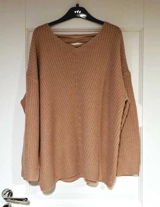 Sweter w kolorze pudrowego różu XXL ozdobny dekolt z tyłu roz.XXL