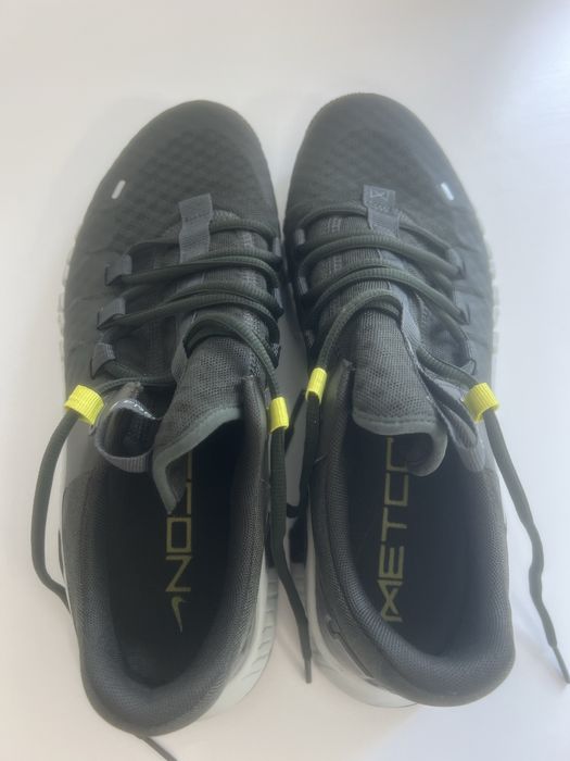 Tenis nike na cor verde militar n 43  vendo montijo