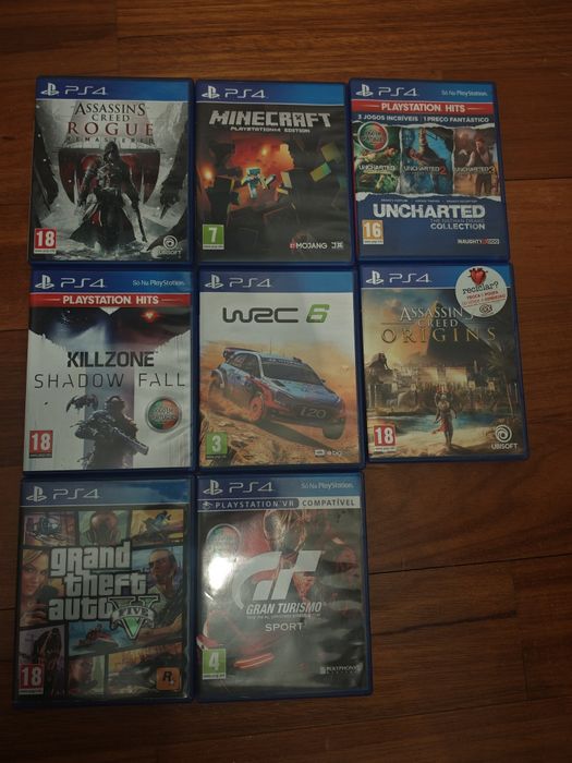 Playstation 4 com comandos e jogos