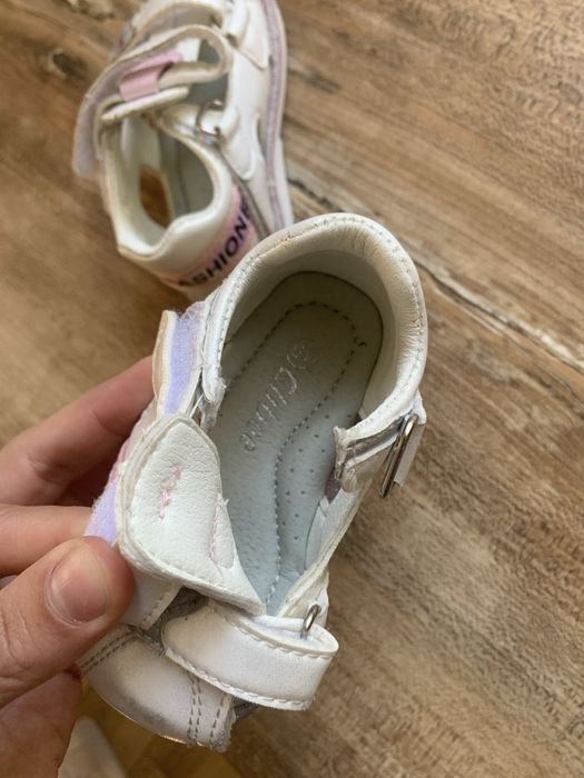 Дитячі шкіряні босоніжки 19