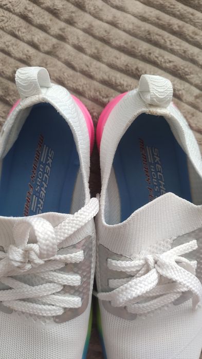 Продам жіночі легенькі кросівки Skechers