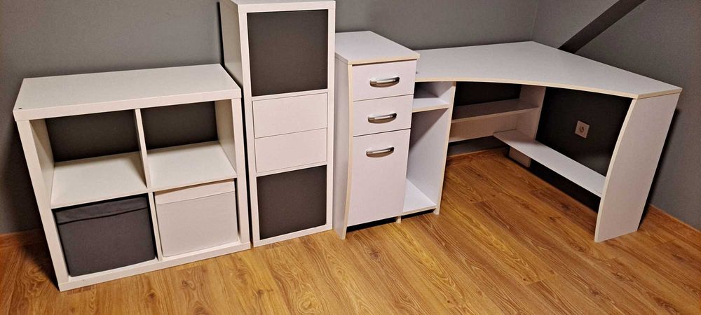 Zestaw mebli do pokoju dziecięcgo lub biura.