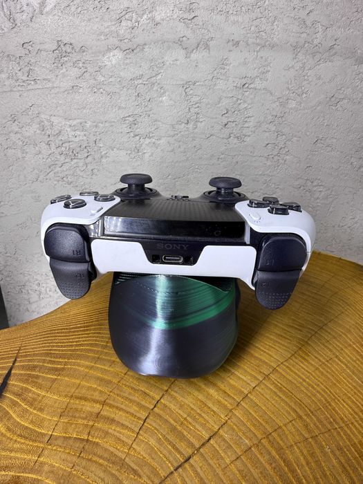 Podstawka, stojak, uchwyt, na Pada do PS5 – Druk 3D, czaszka-dwubarwna