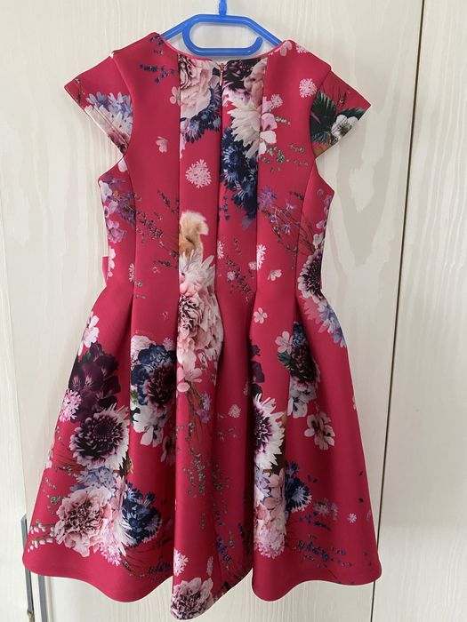 Праздничное  плятье для девочки 5-6 лет