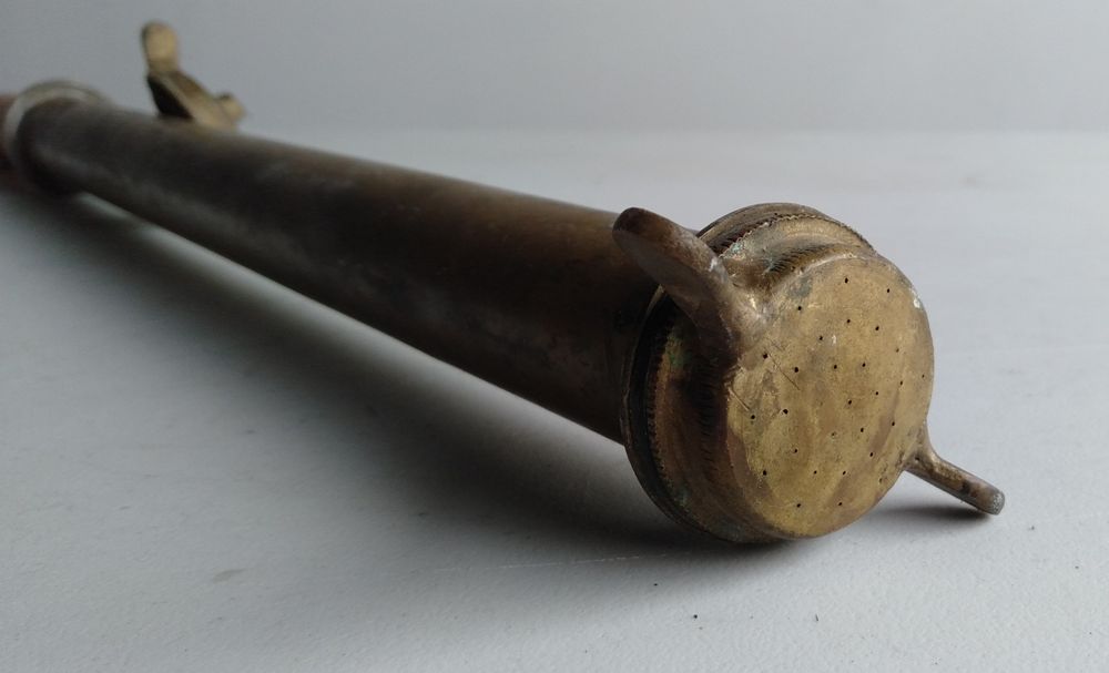 Stary opryskiwacz z mosiądzu