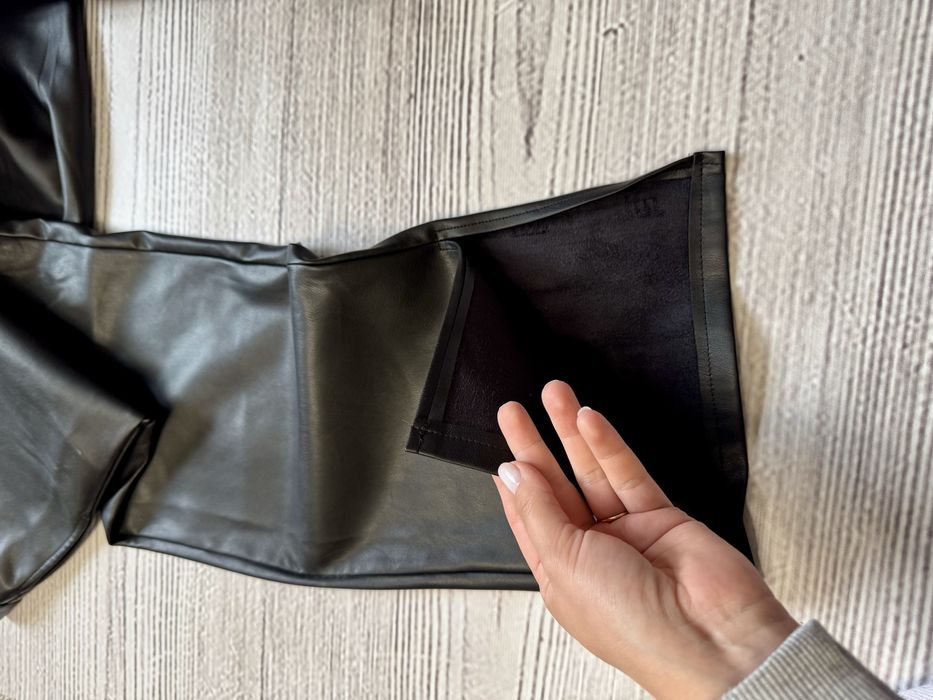 Чорні шкіряні штани Reserved з розрізами внизу