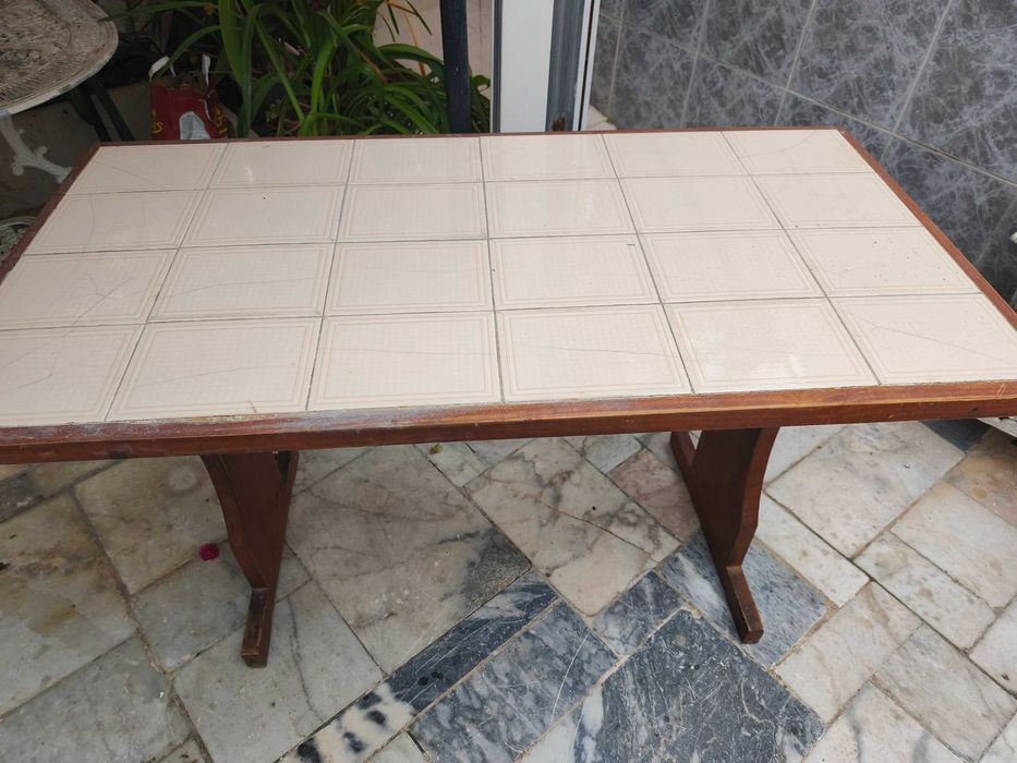 Mesa madeira com azulejos