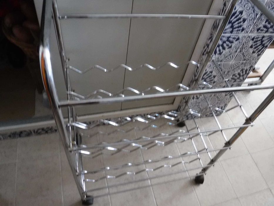 Garrafeira em metal com rodízios com quatro prateleiras