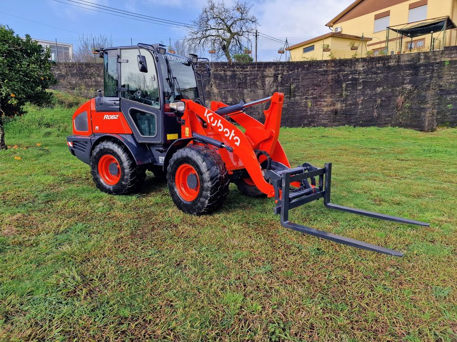 Pá carregadora kubota R 082