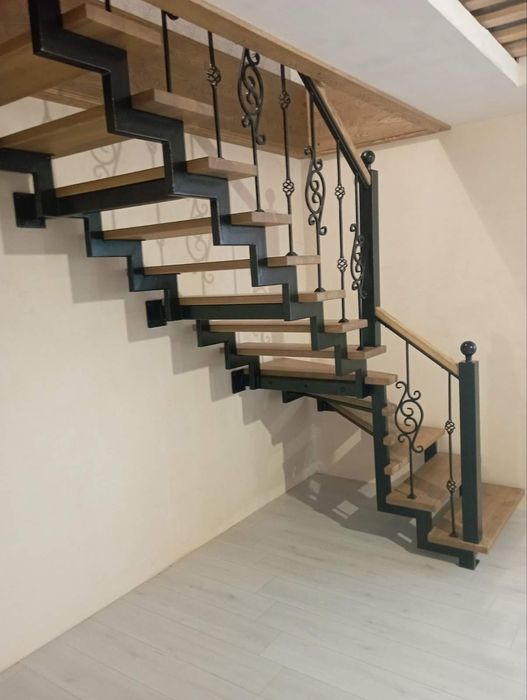 Сходи лофт металевий каркас сходів ступені перила лестница драбина