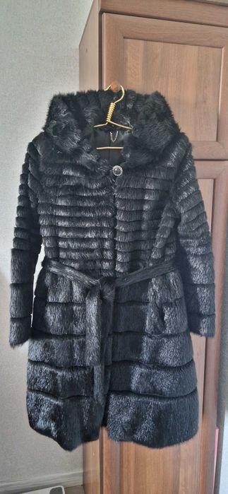 Шуба з хутра ондатри з капюшоном (чорний)