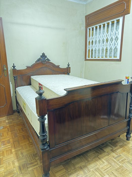 Cama com colchão + estrado