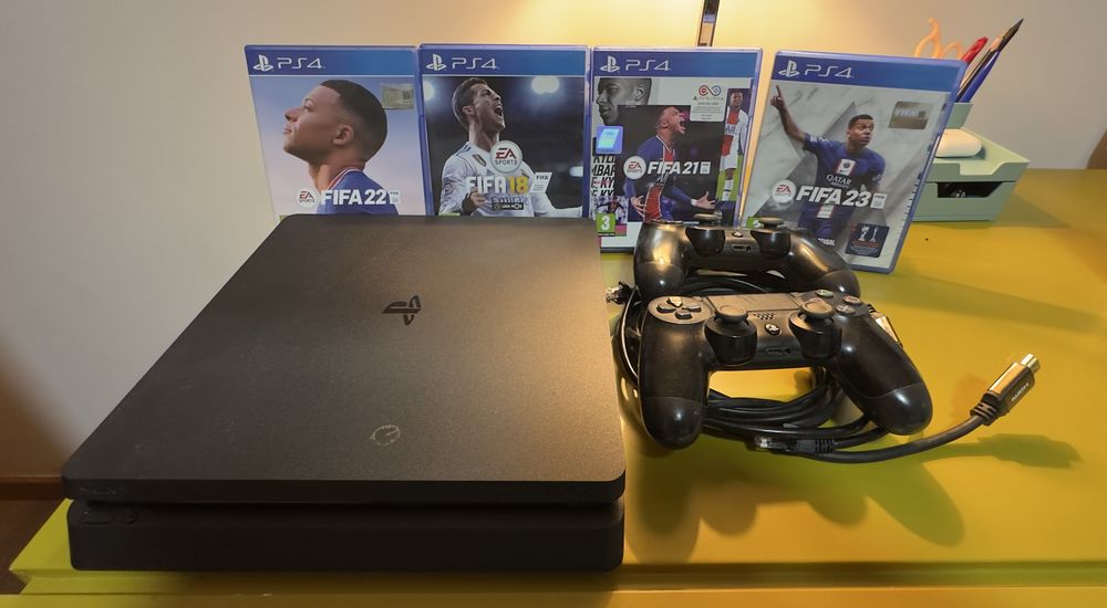 PS4 Slim 1TB c/2 comandos