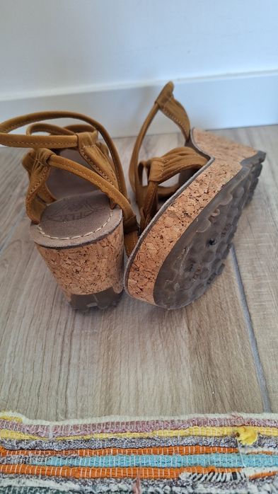 Sandálias Fly London pele caramelo salto cunha cortiça novas 38