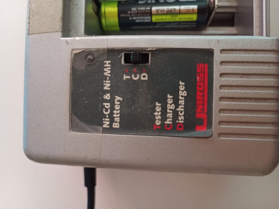 Carregador de pilhas AA,  AAA e 9v