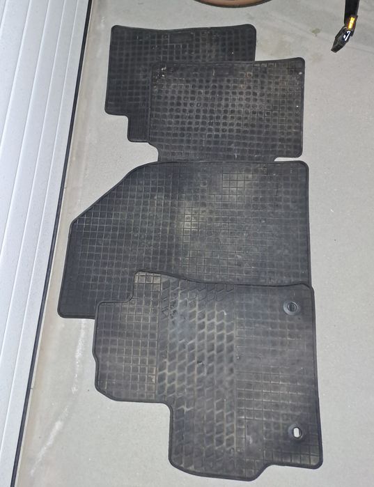 Dywaniki gumowe Toyota Corolla Sedan 2022