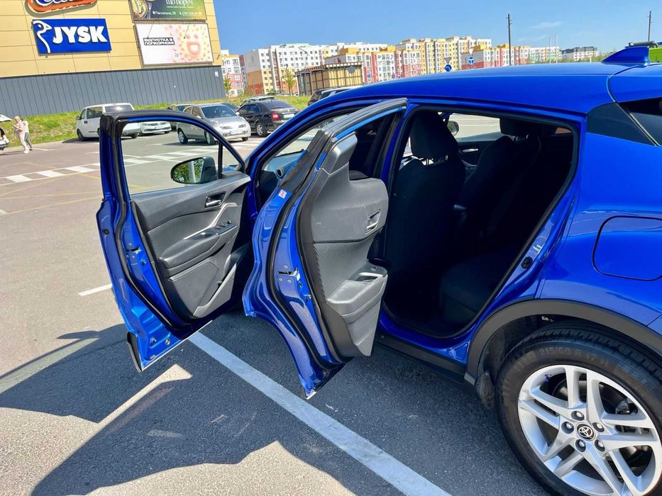 Продам авто Toyota CH-R