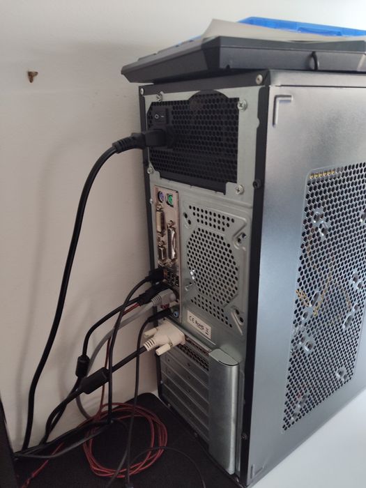 Vendo PC perfeitamente para jogos com monitor e controle da ps4