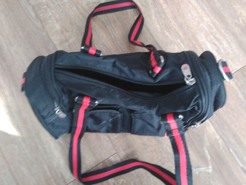 Torebka kuferek czarno-czerwona New Balance