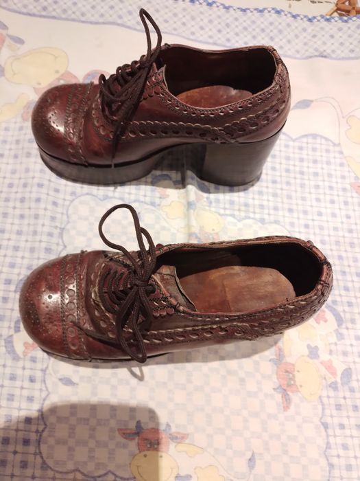 Par da sapatos com 50 anos fora da comum