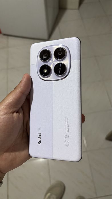 Redmi Note 14 Pro 5G - 256 Gb (Detalhe estético na câmara)