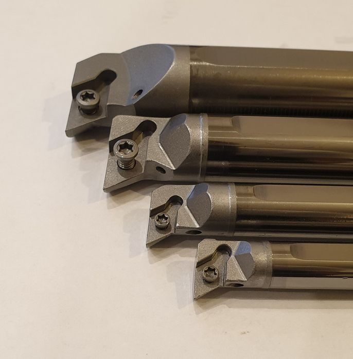 Zestaw wytaczaków  pełnowęglikowych VHM na płytki DCMT z chłodzeniem.